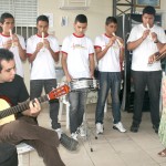 Projeto de musicalização revela talentos no Joaquim Vieira Sobral - A esquerda o estudante