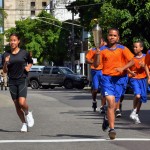 Abertura da Semana da Pátria será no dia 2 de setembro com corrida do Fogo Simbólico - Aluno carrega a tocha com o fogo simbólico durante a corrida do ano passado / Fotos: Arquivo/Seed