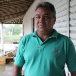 Sônia Loureiro auxilia o agricultor João Pacheco a fixar ao solo a muda frutífera / Foto: Ascom/Cohidro