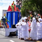 2 - Aluna carrega a tocha com o fogo simbólico durante a corrida do ano passado