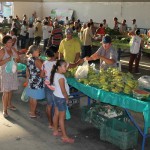 Valdirene dos Santos do Assentamento Cerqueiro comemora levou inhame amendoim e banana para a Quarta feira Verde (Fotos: Ascom/Agricultura)