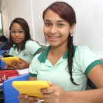 Tablets entregues pelo Governo do Estado já estão sendo usados em sala de aula -  A estudante