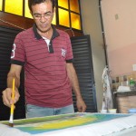 Centro de Criatividade promove mais uma edição da oficina de Batik  - Aposentado Roberto Teles pretende usar a técnica para ocupar o tempo e complementar a renda / Fotos: Fabiana Costa/Secult