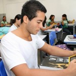 Tablets entregues pelo Governo do Estado já estão sendo usados em sala de aula -  A estudante