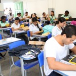 Tablets entregues pelo Governo do Estado já estão sendo usados em sala de aula -  A estudante