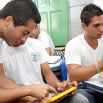 Tablets entregues pelo Governo do Estado já estão sendo usados em sala de aula -  A estudante