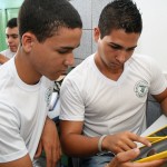 Tablets entregues pelo Governo do Estado já estão sendo usados em sala de aula -  A estudante