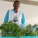 Valdirene dos Santos do Assentamento Cerqueiro comemora levou inhame amendoim e banana para a Quarta feira Verde (Fotos: Ascom/Agricultura)