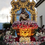 Ao lado de milhares de fiéis