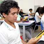 Tablets entregues pelo Governo do Estado já estão sendo usados em sala de aula -  A estudante