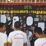 Alunos do Colégio Estadual Vitória de Santa Maria passam por avaliação de saúde - A professora