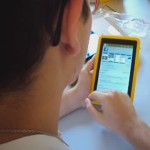 Tablets entregues pelo Governo do Estado já estão sendo usados em sala de aula -  A estudante