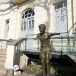 Instituto Banese presta homenagens a Zé Peixe - Escultura retrata um mergulho simbólico no espelho d'água que compõe o jardim frontal do Museu da Gente Sergipana / Fotos: Tanit Bezerra