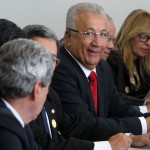 ao lado de outros governadores