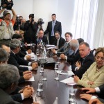 ao lado de outros governadores