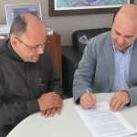 Instituto Banese patrocina reforma de igreja histórica em Neópolis - Superintendente do Instituto Banese assina convênio com a Ação Social Paróquia de Neópolis  (Foto: Nucom/Instituto Banese)