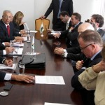 ao lado de outros governadores