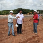 Líder comunitário ressalta importância da duplicação do viaduto do Detran - Valmor Barbosa e o líder comunitário do conjunto Médici
