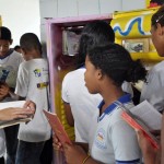 Geladeira Cultural’ promove inclusão através da arte na Barra dos Coqueiros  - Desenvoltura dos alunos é aparente e desperta a abordagem de temas comuns na cultura hip hop