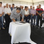 Jackson assina ordem de serviço para pavimentação em Riachão do Dantas -