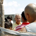 Jackson visita área ocupada por famílias no bairro 17 de Março -