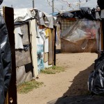 Jackson visita área ocupada por famílias no bairro 17 de Março -
