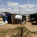 Jackson visita área ocupada por famílias no bairro 17 de Março -