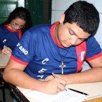Governo realiza simulado do Enem e mobiliza alunos da rede estadual - A estudante