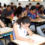 Governo realiza simulado do Enem e mobiliza alunos da rede estadual - A estudante