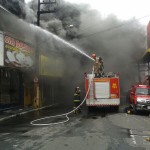 Bombeiros utilizam novos equipamentos no combate a incêndio em lojas -