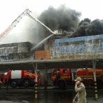 Bombeiros utilizam novos equipamentos no combate a incêndio em lojas -