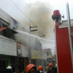 Bombeiros utilizam novos equipamentos no combate a incêndio em lojas -
