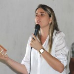 Perímetro da Cohidro recebe Encontro Técnico da UFS - Dr. Marcos Cabral explicou aos colonos do Dandara como é feita a coleta de material para análise da qualidade do solo / Fotos: Ascom/Cohidro