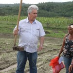 Perímetro da Cohidro recebe Encontro Técnico da UFS - Dr. Marcos Cabral explicou aos colonos do Dandara como é feita a coleta de material para análise da qualidade do solo / Fotos: Ascom/Cohidro