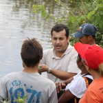 Perímetro da Cohidro recebe Encontro Técnico da UFS - Dr. Marcos Cabral explicou aos colonos do Dandara como é feita a coleta de material para análise da qualidade do solo / Fotos: Ascom/Cohidro