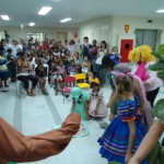 Grupo de teatro SOS Alegria encerra mês das crianças na pediatria do Huse - Fotos: Ascom/SES