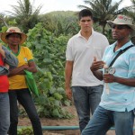 Perímetro da Cohidro recebe Encontro Técnico da UFS - Dr. Marcos Cabral explicou aos colonos do Dandara como é feita a coleta de material para análise da qualidade do solo / Fotos: Ascom/Cohidro