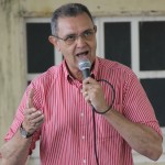 Perímetro da Cohidro recebe Encontro Técnico da UFS - Dr. Marcos Cabral explicou aos colonos do Dandara como é feita a coleta de material para análise da qualidade do solo / Fotos: Ascom/Cohidro