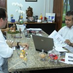 ao lado do secretário de comunicação e turismo da cidade Estância