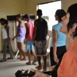 jovens e adultos moradores do bairro Santa Maria estão aprendendo sobre o uso das máscaras ao longo dos séculos / Fotos: Ascom/Secult