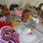 jovens e adultos moradores do bairro Santa Maria estão aprendendo sobre o uso das máscaras ao longo dos séculos / Fotos: Ascom/Secult