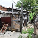 Sedurb dá continuidade ao processo de demolição de barracos desocupados pelo Programa PróMoradia - Fotos: Eduardo Almeida – Ascom / Sedurb