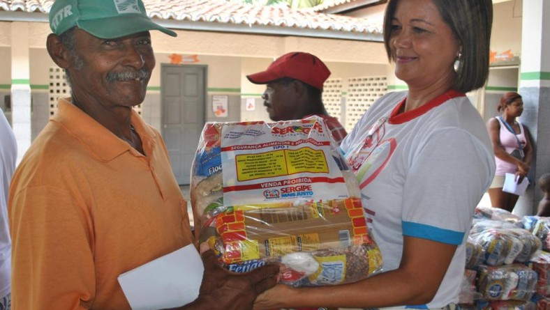 Governo entrega cestas de alimentos a famílias de Capela e Gracho Cardoso